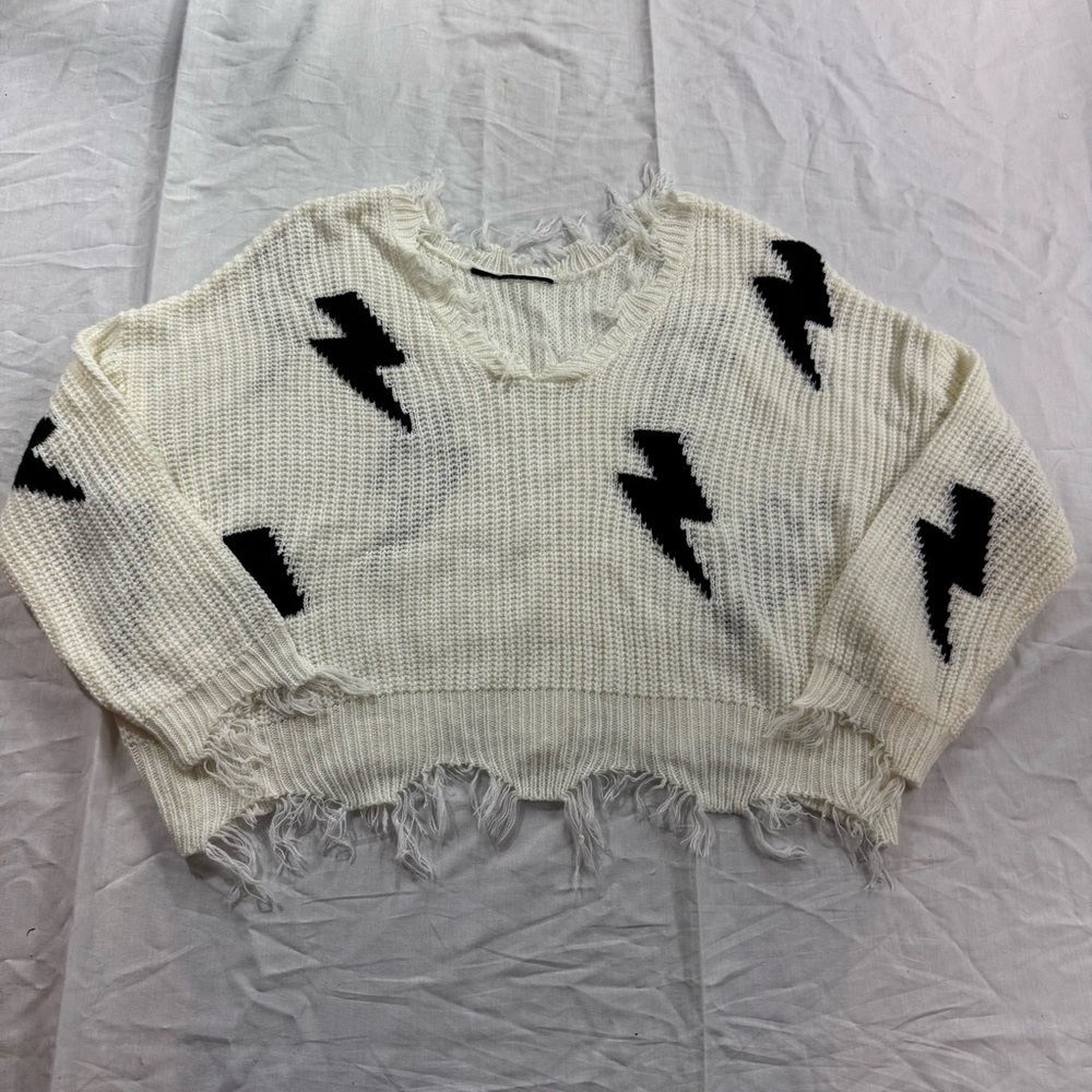 501. Chic Frayed Lightning Sweater - White & Black (L)